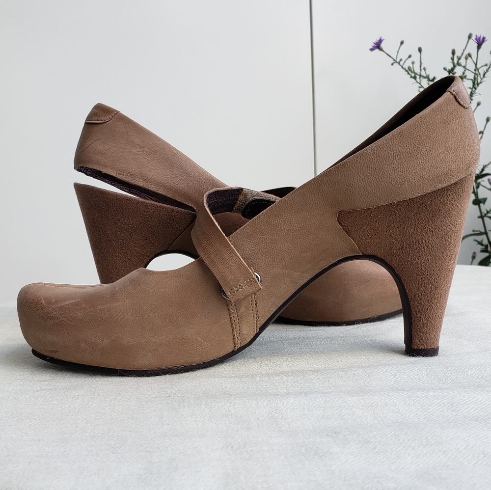 Tsubo Tan Leather Slingback Heels